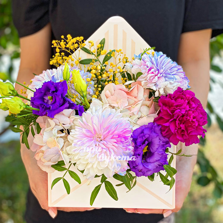 Коробочка с хризантемами и гортензией (в руках флориста)