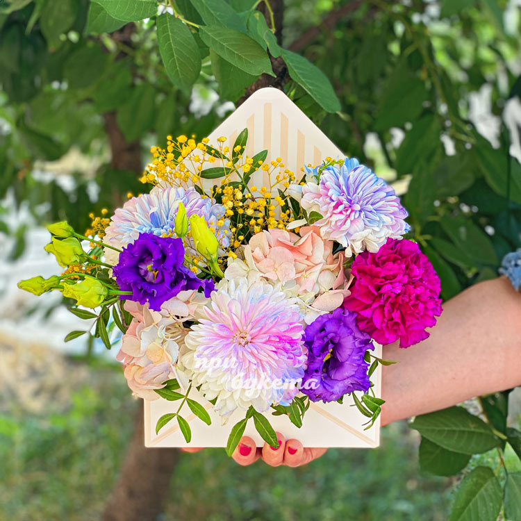 Коробочка с хризантемами и гортензией