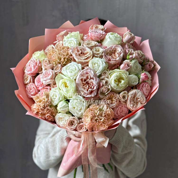 Букет нежных пионовидных роз и диантусов (вид сверху)