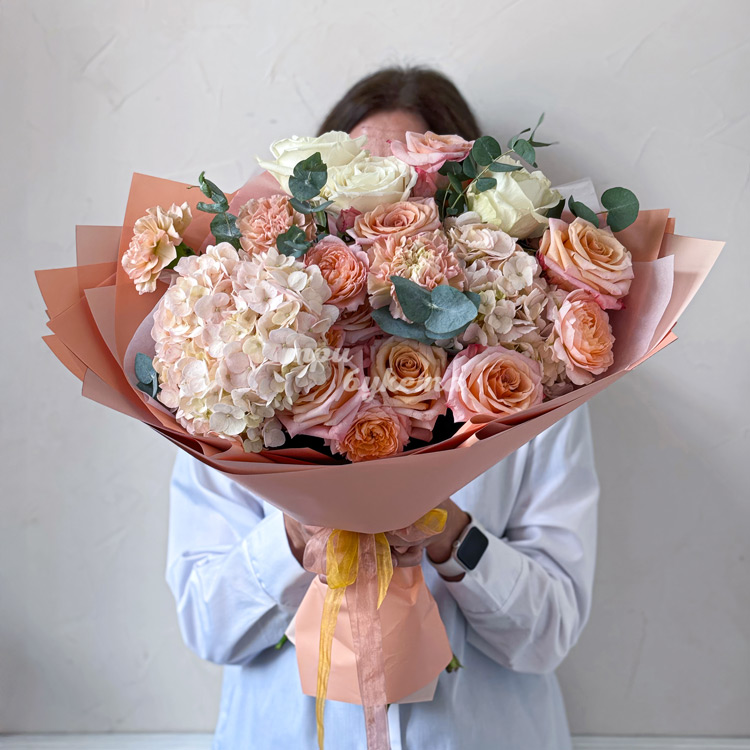 Нежно-персиковый букет роз и гортензий (в руках флориста)