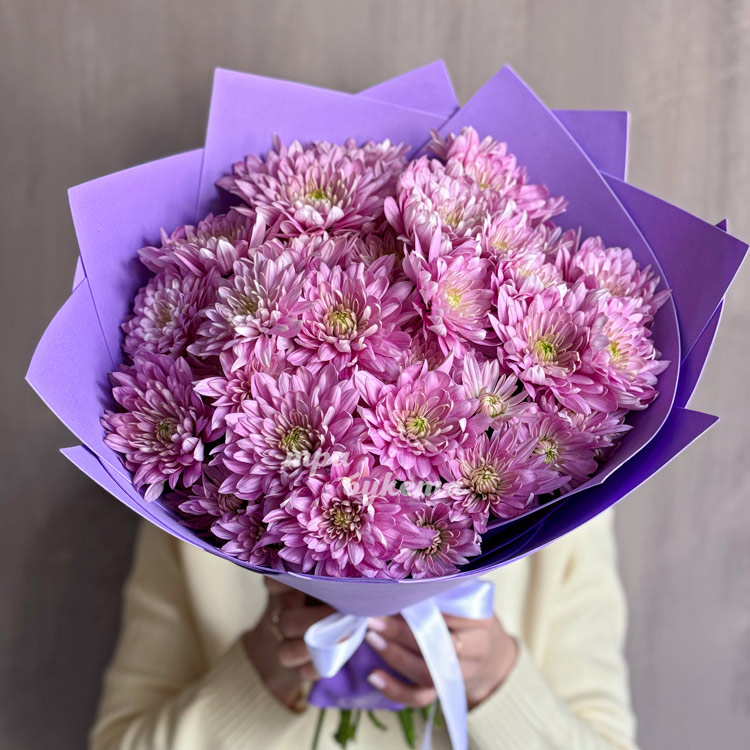 Сиреневый букет из 7 кустовых хризантем (вид сверху)