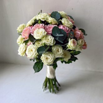 Свадебный букет из микса кустовых роз