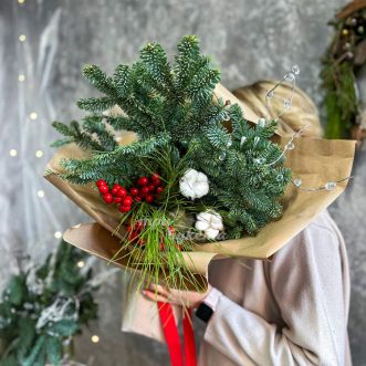 Букет из нобилиса с ягодами и хлопком