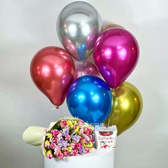 Набор из шариков, конфет и 21 тюльпана